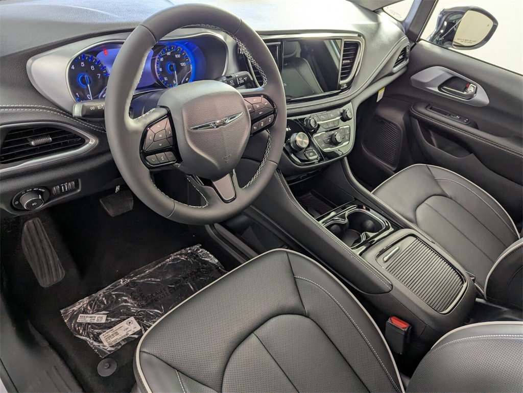 New 2026 Chrysler Pacifica Limited w/ Uconnect Theater Family Group image 11