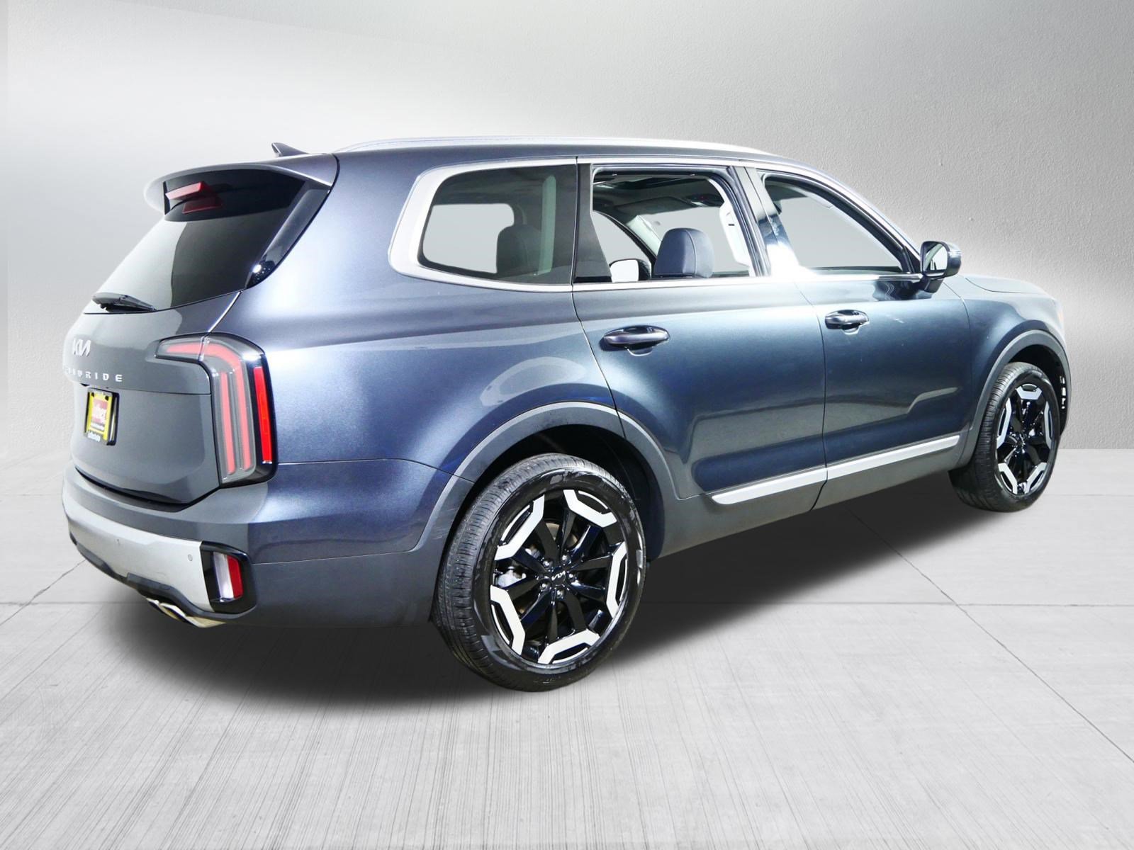 Used 2024 Kia Telluride EX w/ EX Captain's Chair Package image 7