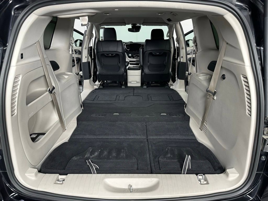 Used 2024 Chrysler Pacifica Touring-L image 21