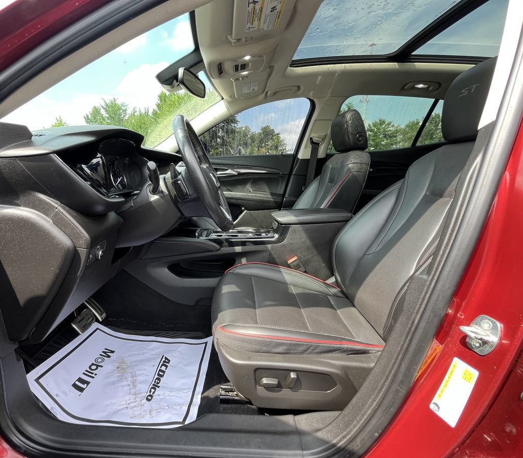Certified 2022 Buick Envision Essence w/ Sport Touring Package FWD image 9