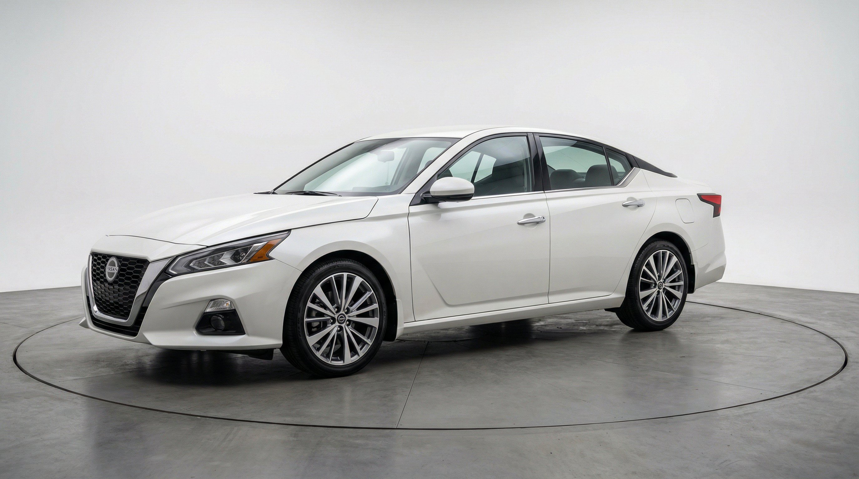 Used 2025 Nissan Altima 2.5 SV FWD image 3