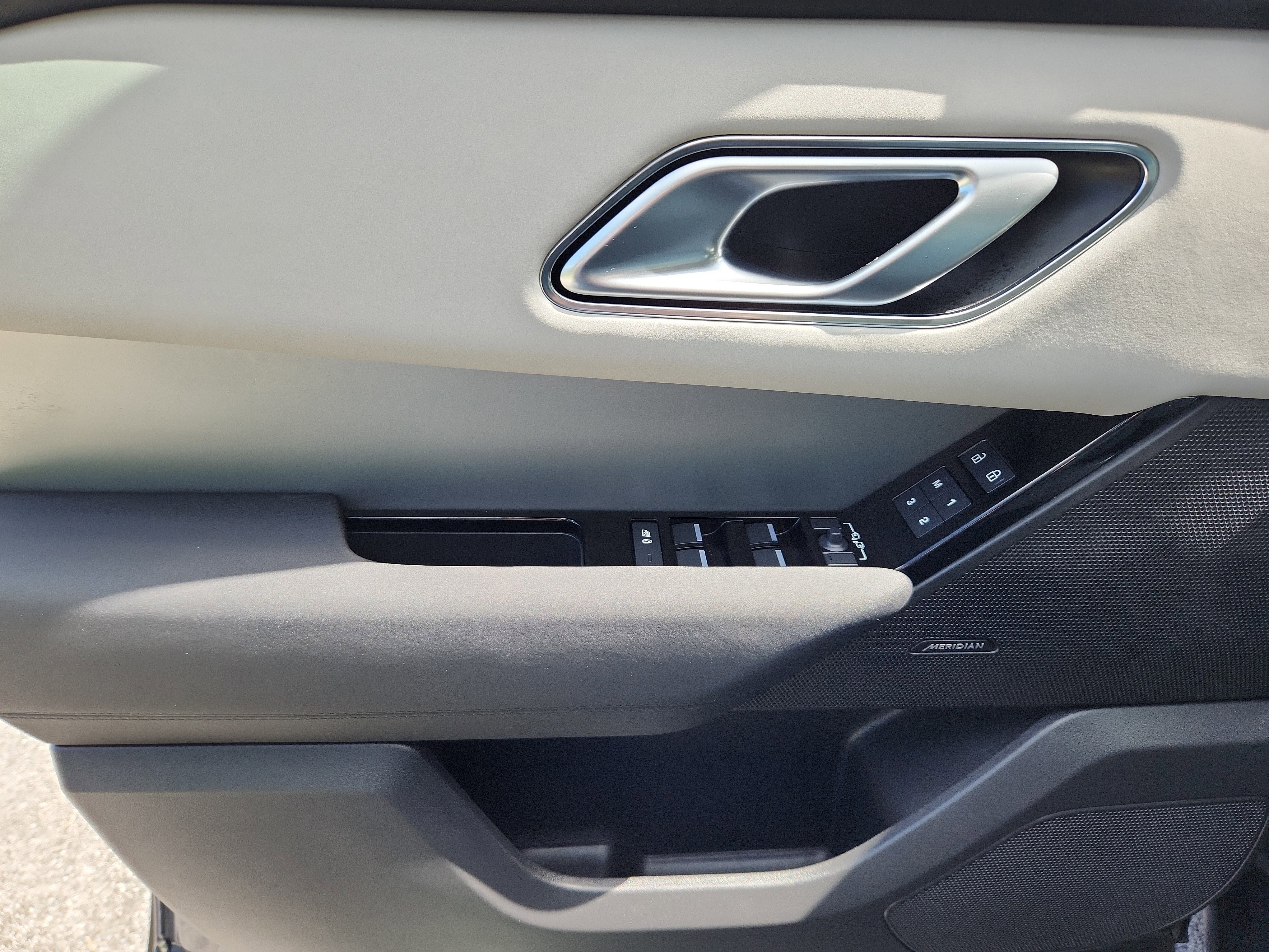 Used 2025 Land Rover Range Rover Velar S image 25