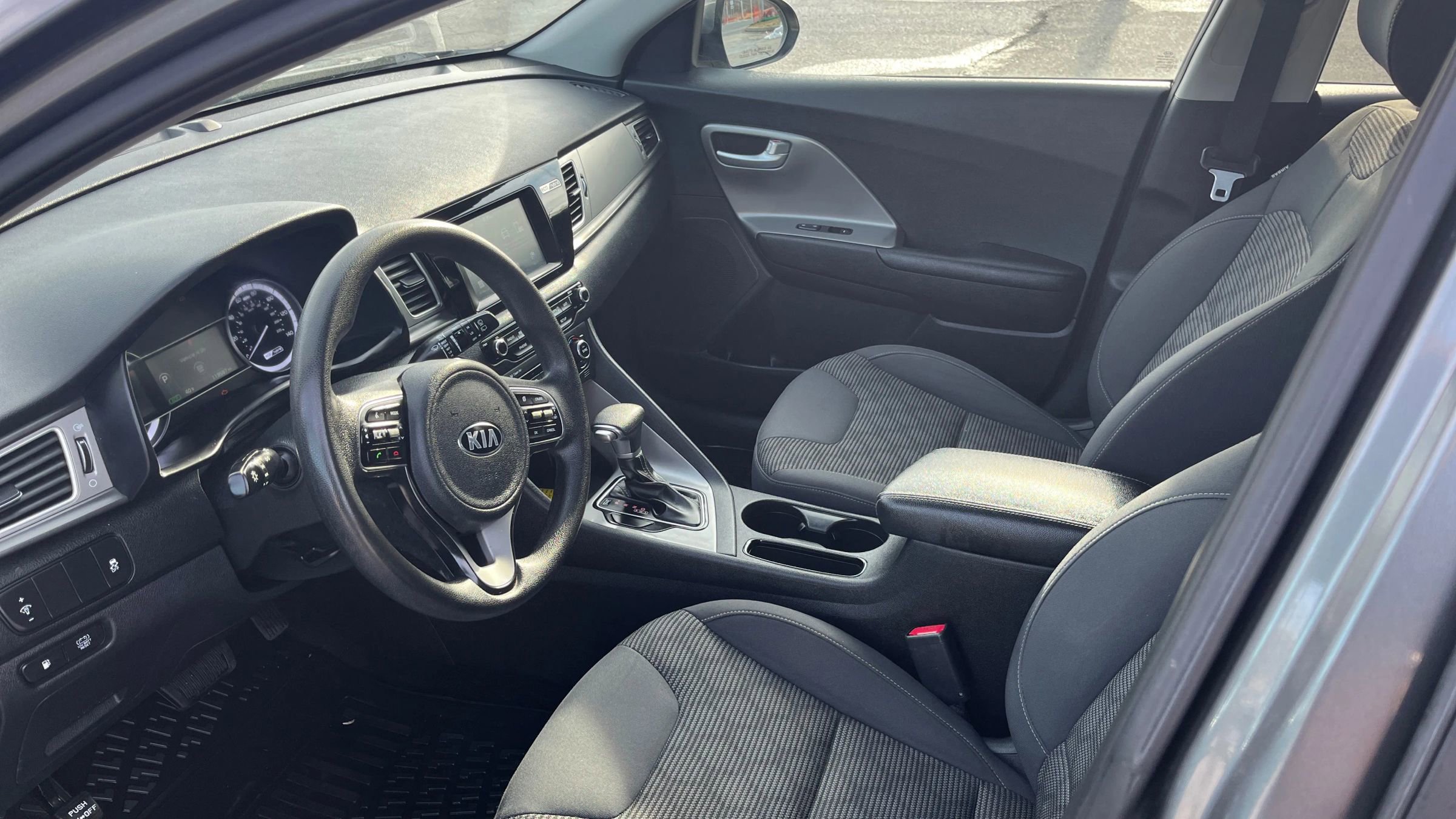 Used 2017 Kia Niro LX image 15