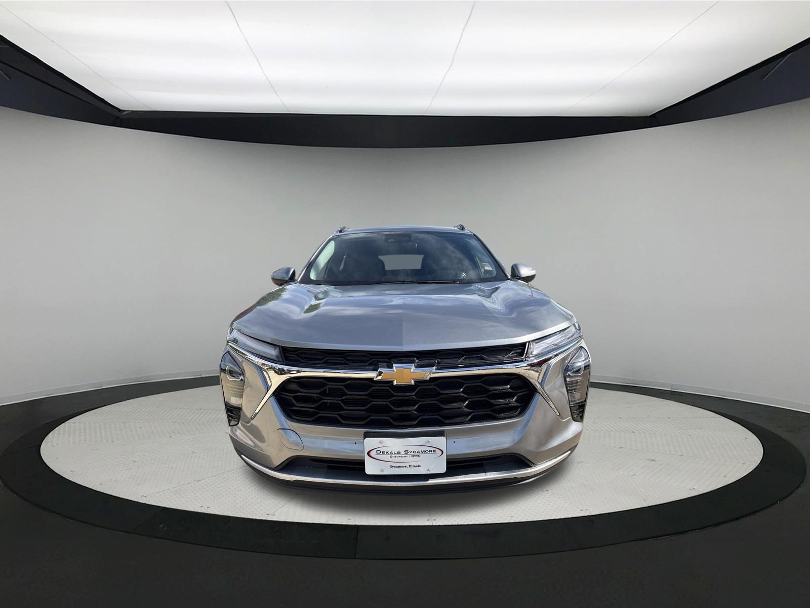Used 2025 Chevrolet Trax LT FWD image 2