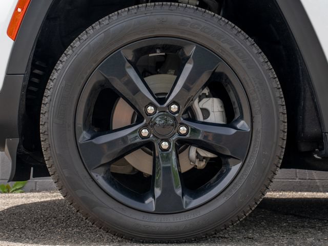 Used 2024 Jeep Grand Cherokee Limited w/ Black Appearance Package AWD/4WD image 12