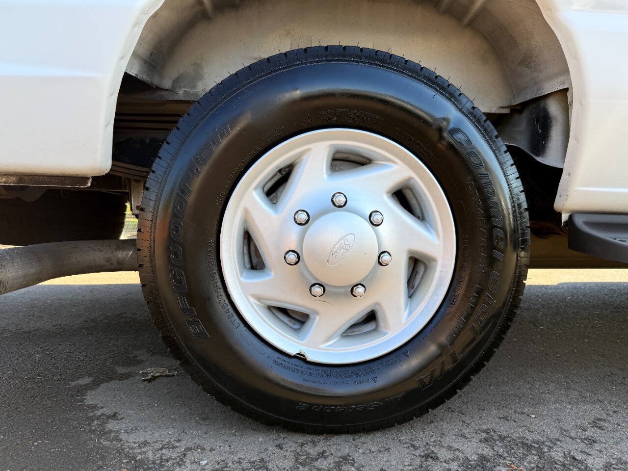 Used 2005 Ford E-350 and Econoline 350 XL RWD image 36