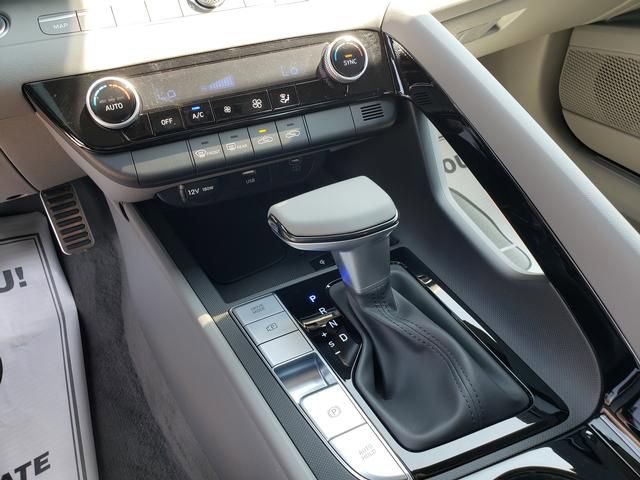 Used 2025 Hyundai Elantra SEL image 8