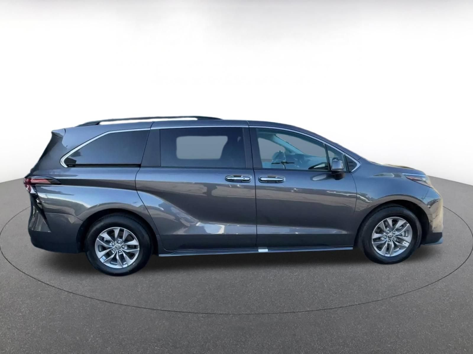 Used 2025 Toyota Sienna XLE FWD image 15