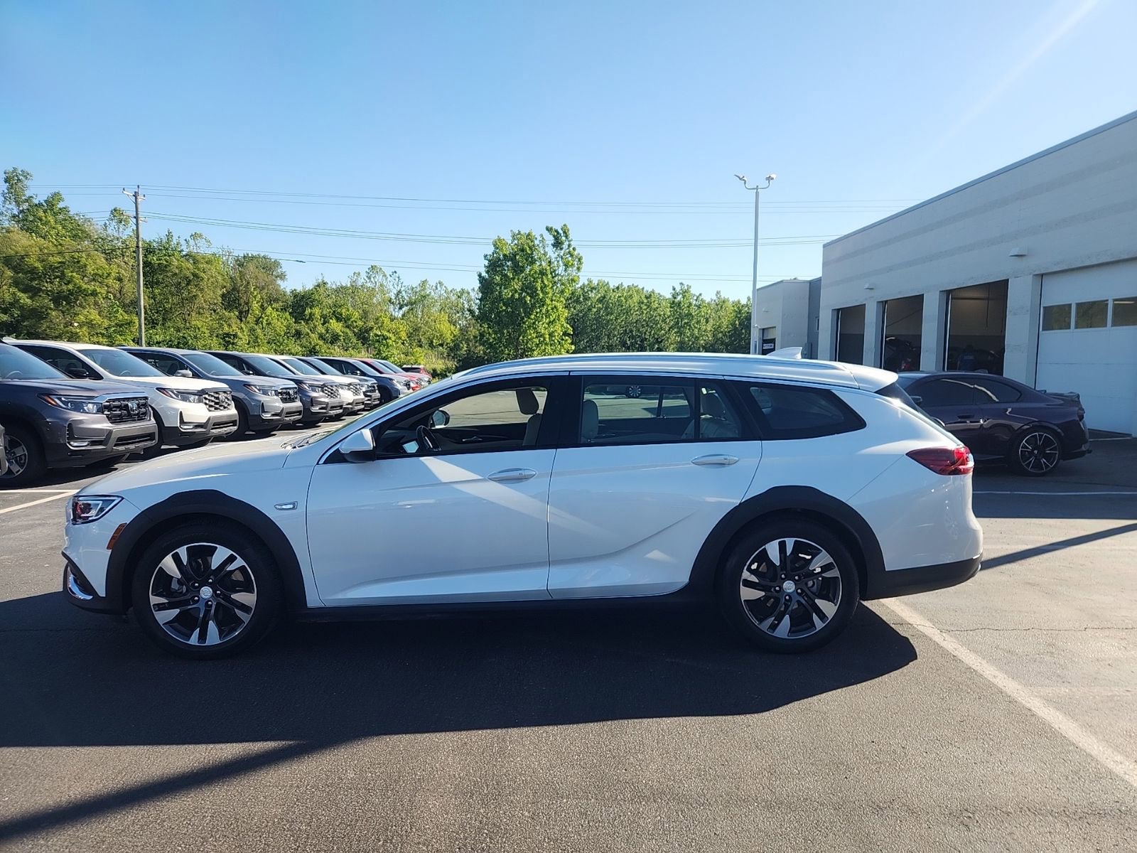 Used 2019 Buick Regal Essence w/ Driver Confidence Package I AWD/4WD image 3