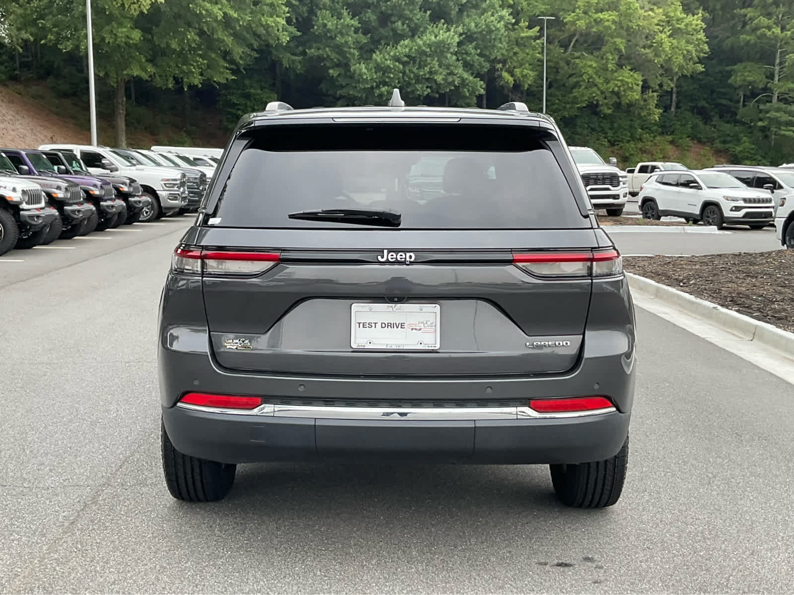 Used 2022 Jeep Grand Cherokee Laredo w/ Luxury Tech Group I RWD image 4