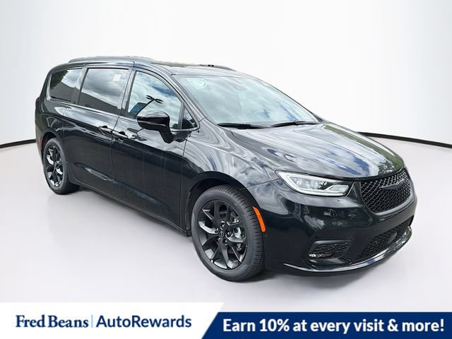 New 2026 Chrysler Pacifica Limited w/ Uconnect Theater Family Group