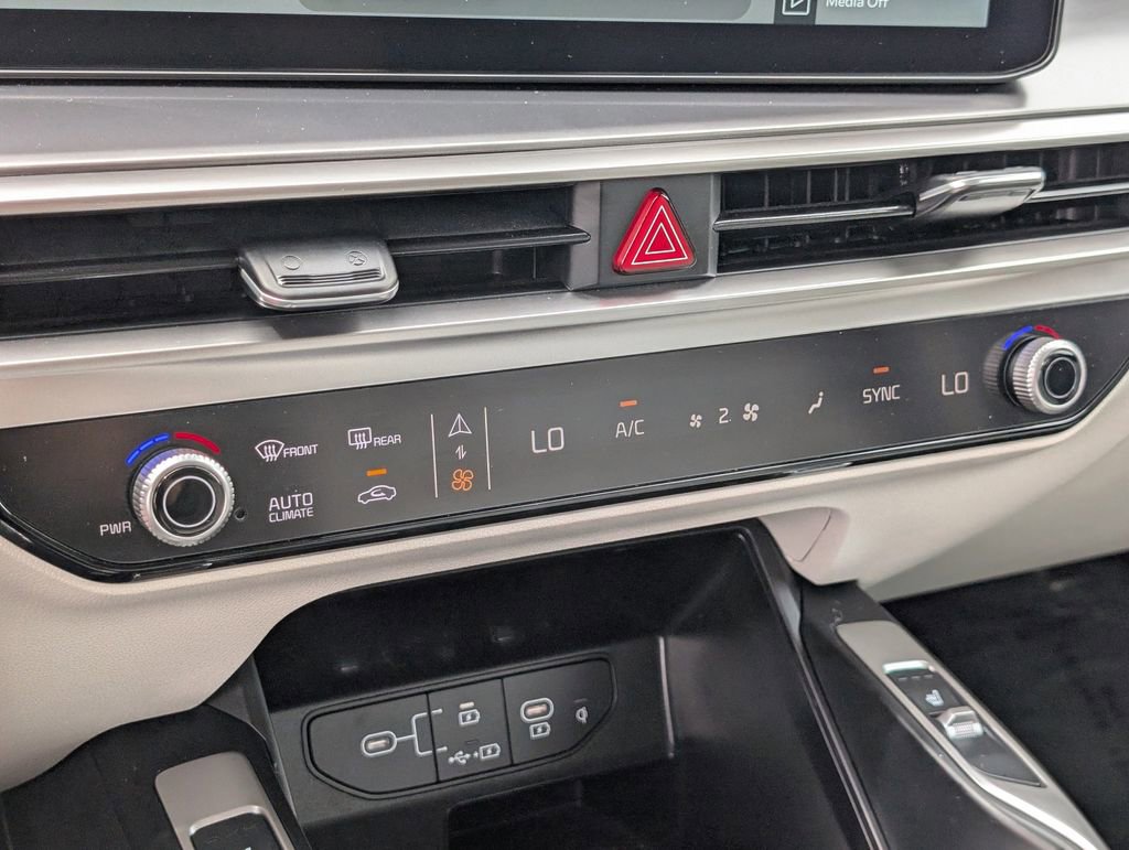 Certified 2025 Kia Sorento S w/ Panoramic Sunroof Package AWD/4WD image 31