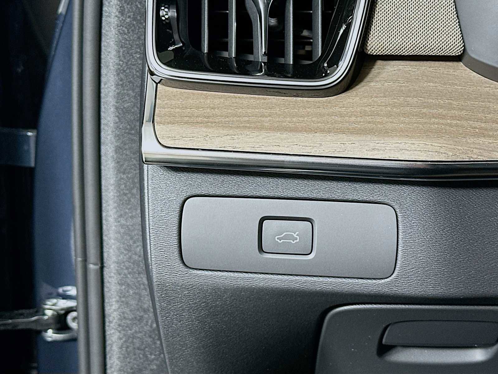 New 2026 Volvo XC90 B5 Plus image 10