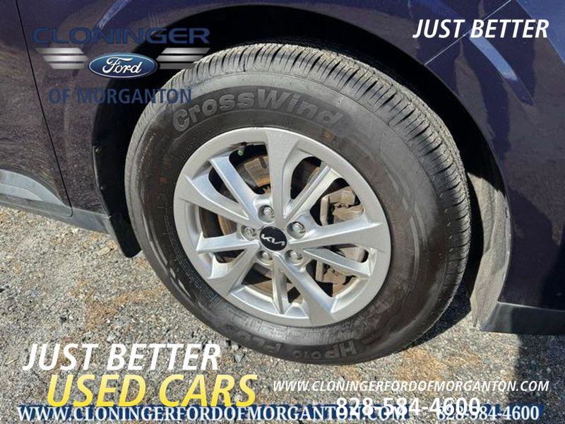 Used 2023 Kia Carnival LX image 10