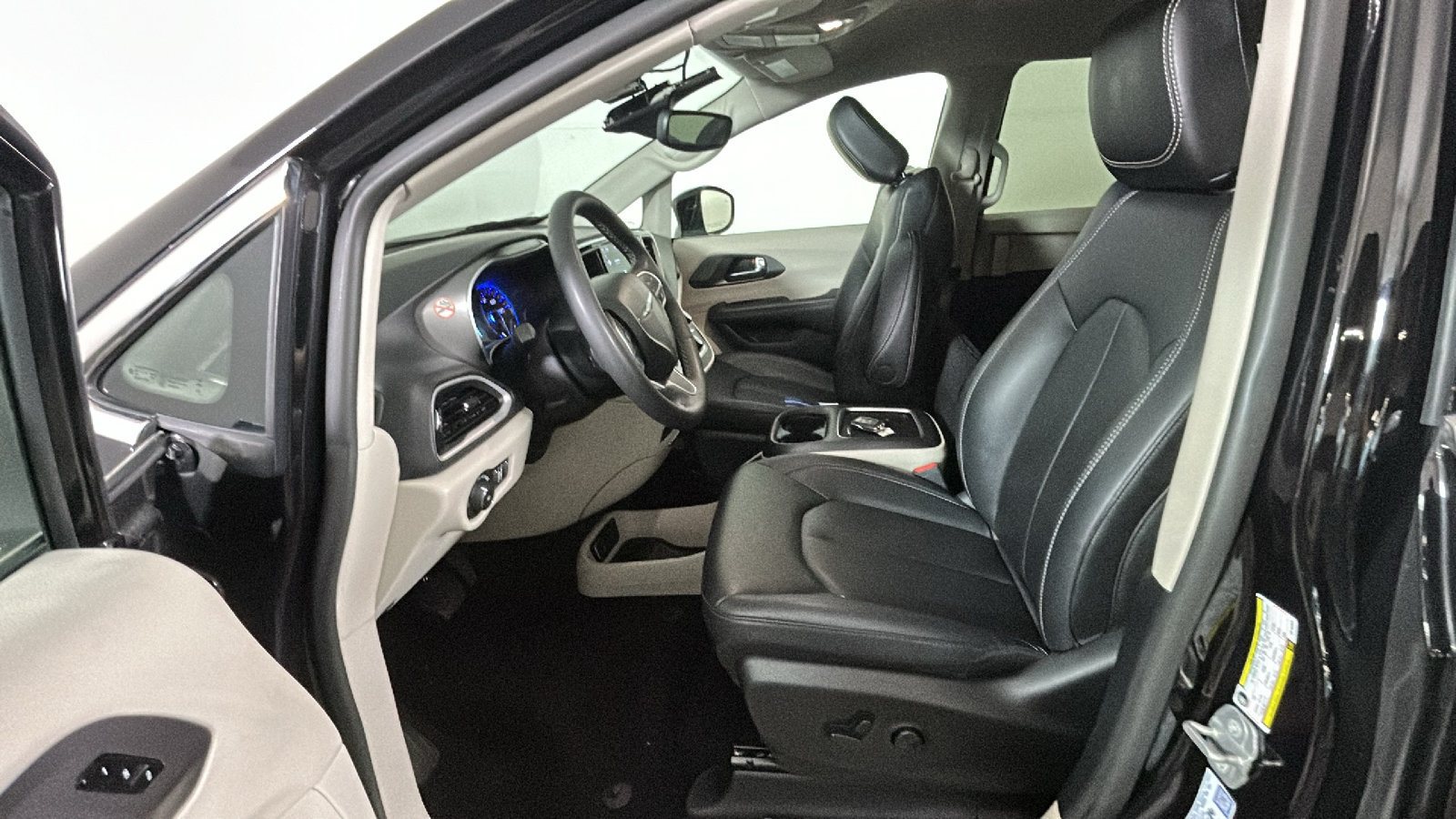 Used 2024 Chrysler Pacifica Touring-L FWD image 13