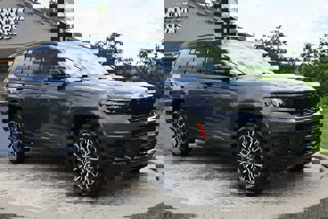 Used 2022 Jeep Grand Cherokee L Laredo image 3