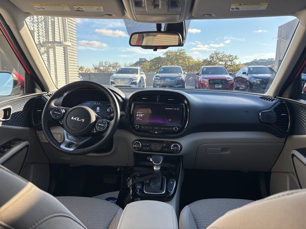 Used 2025 Kia Soul EX image 19