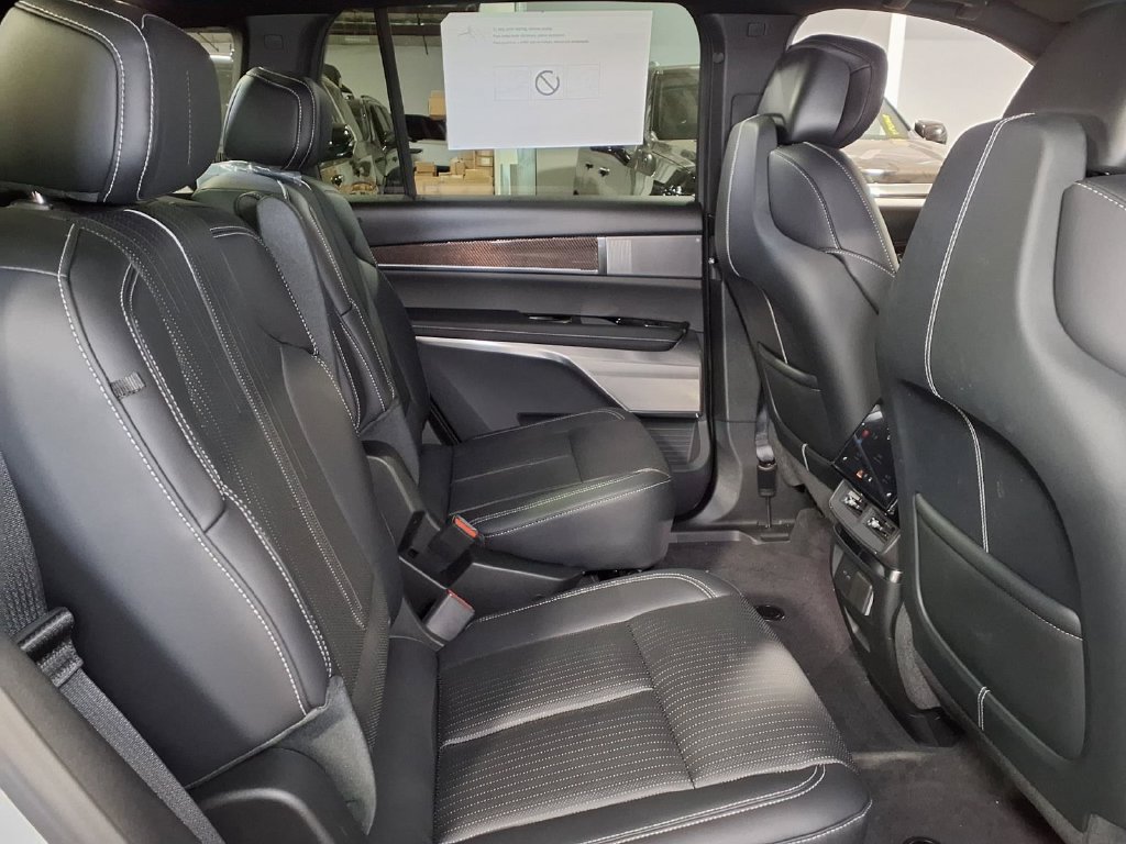 New 2027 Cadillac Vistiq Luxury AWD/4WD image 6