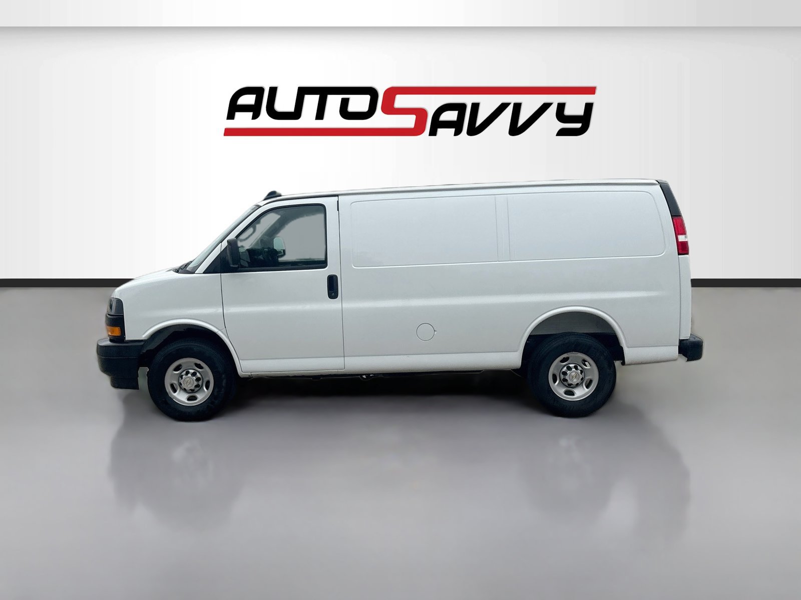 Used 2025 Chevrolet Express 2500 w/ Driver Convenience Package RWD image 4