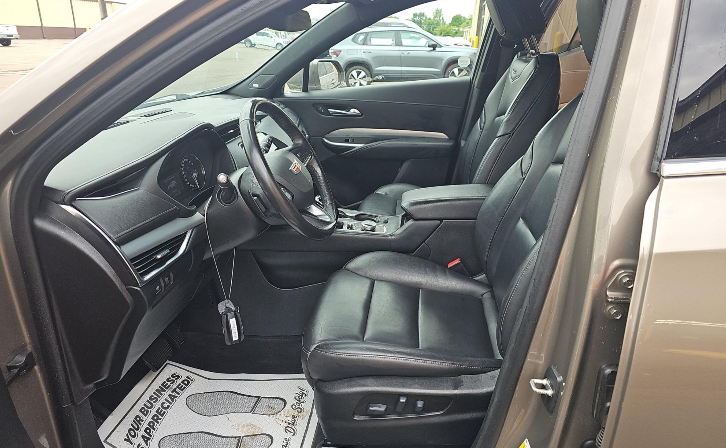 Used 2020 Cadillac XT4 Premium Luxury w/ LPO, Midnight Sport Package AWD/4WD image 6