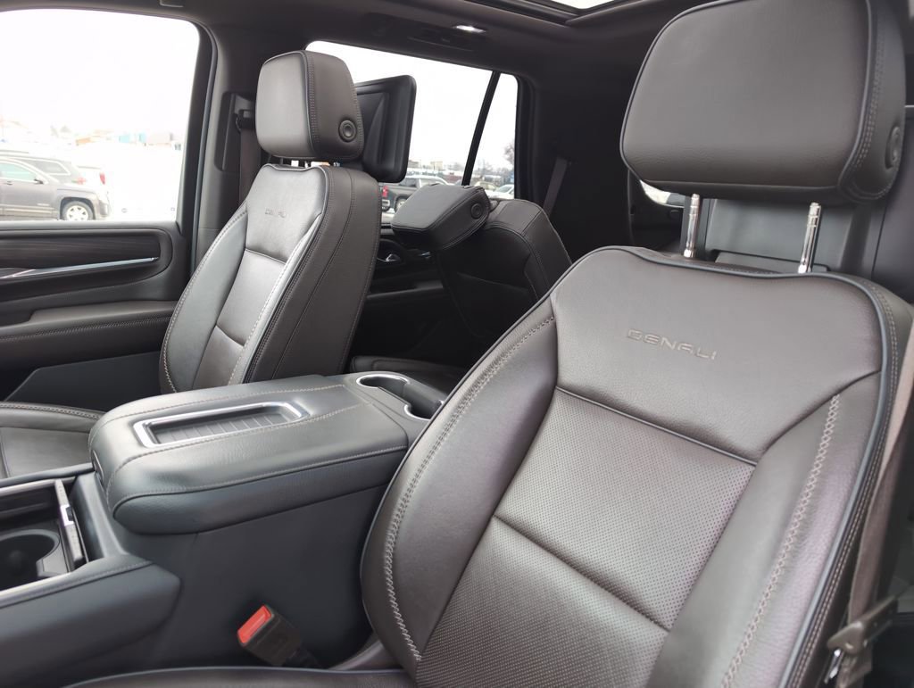 Used 2021 GMC Yukon Denali w/ Denali Premium Package AWD/4WD image 17