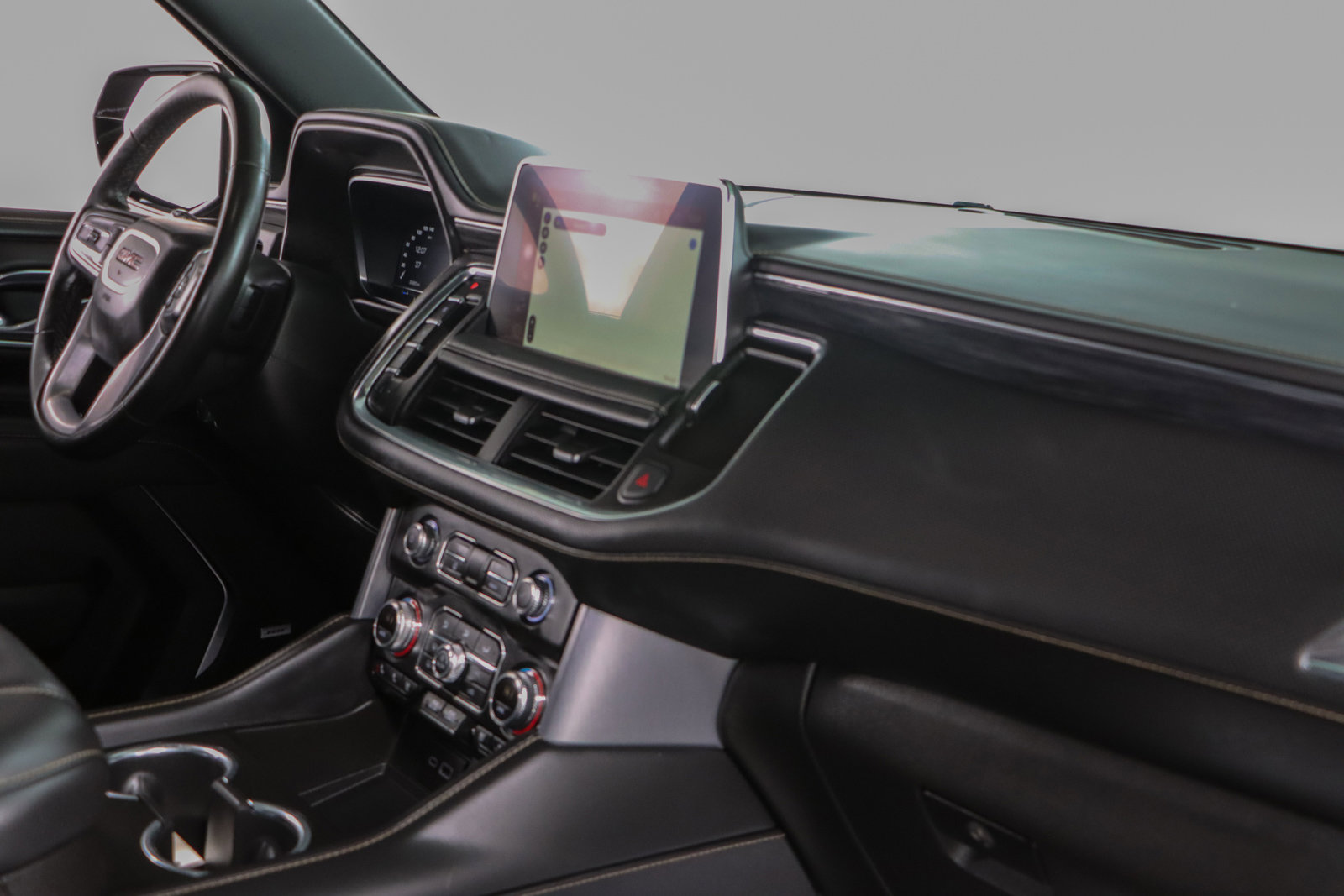 Used 2023 GMC Yukon SLT w/ SLT Luxury Package image 30