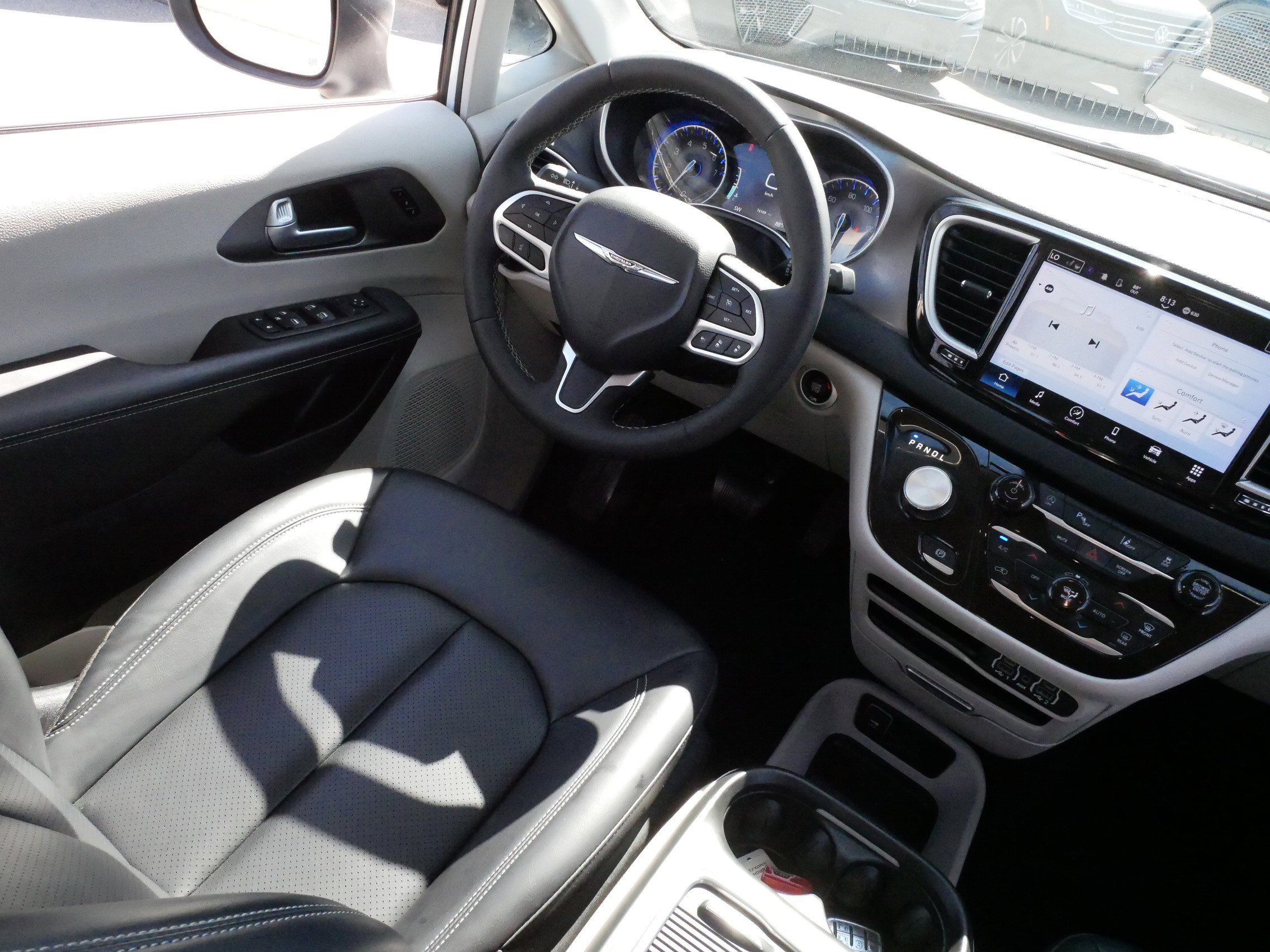 Used 2023 Chrysler Pacifica Touring-L FWD image 8