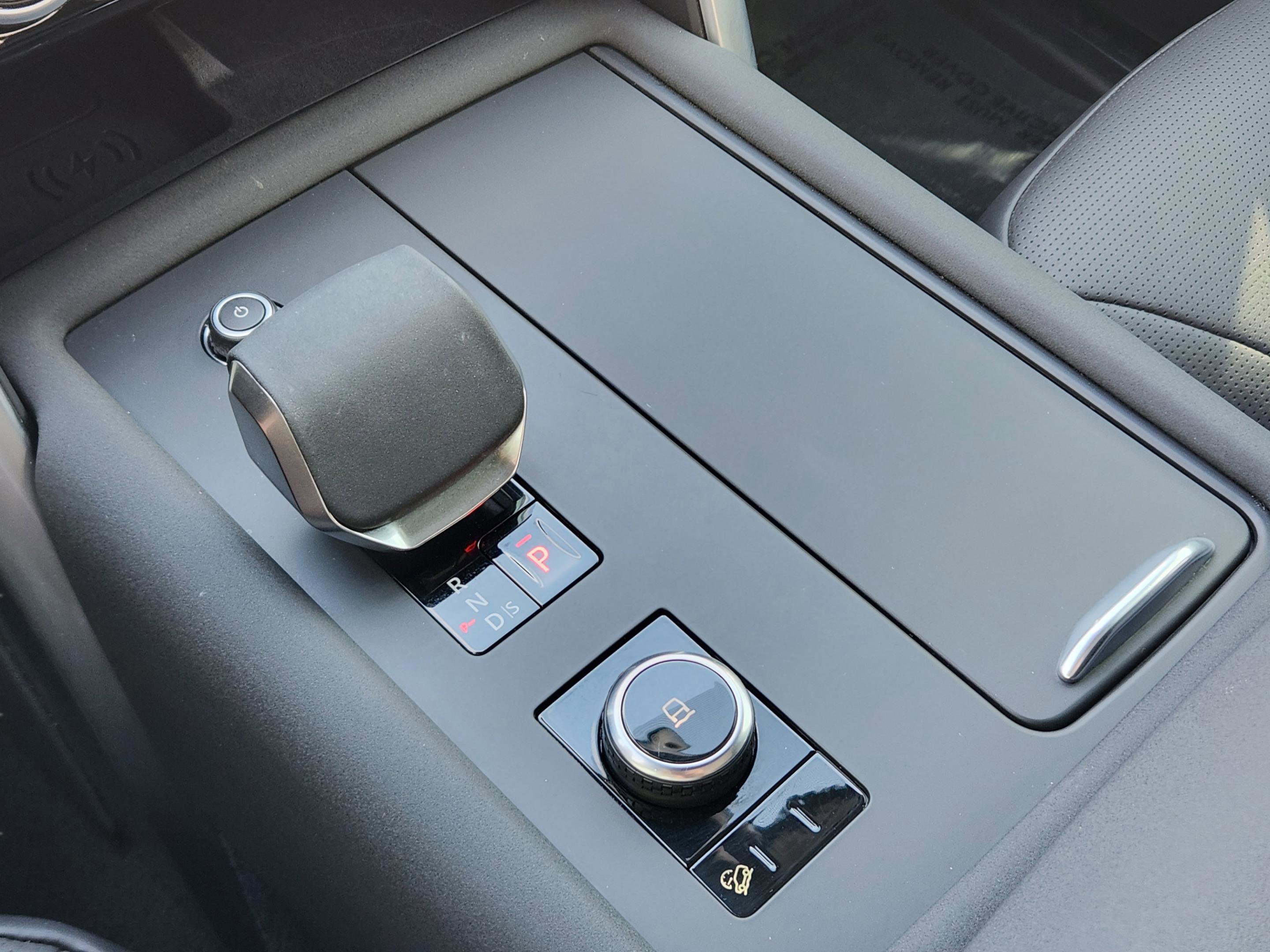 Certified 2025 Land Rover Discovery Dynamic SE image 17