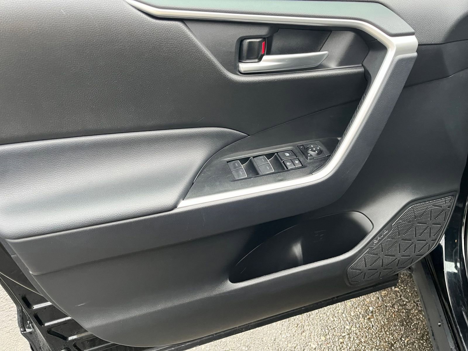 Used 2025 Toyota RAV4 XLE image 20