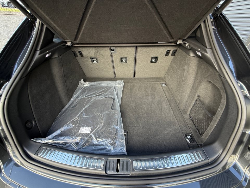 Certified 2026 Porsche Macan Turbo AWD/4WD image 17