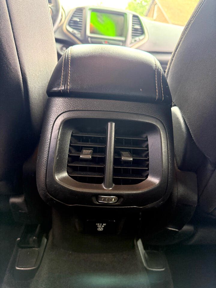 Used 2017 Jeep Cherokee Latitude w/ Comfort/Convenience Group image 11