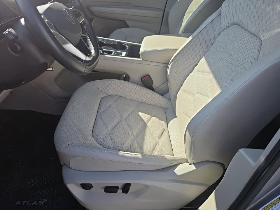 Certified 2024 Volkswagen Atlas SE w/ Panoramic Sunroof Package FWD image 5