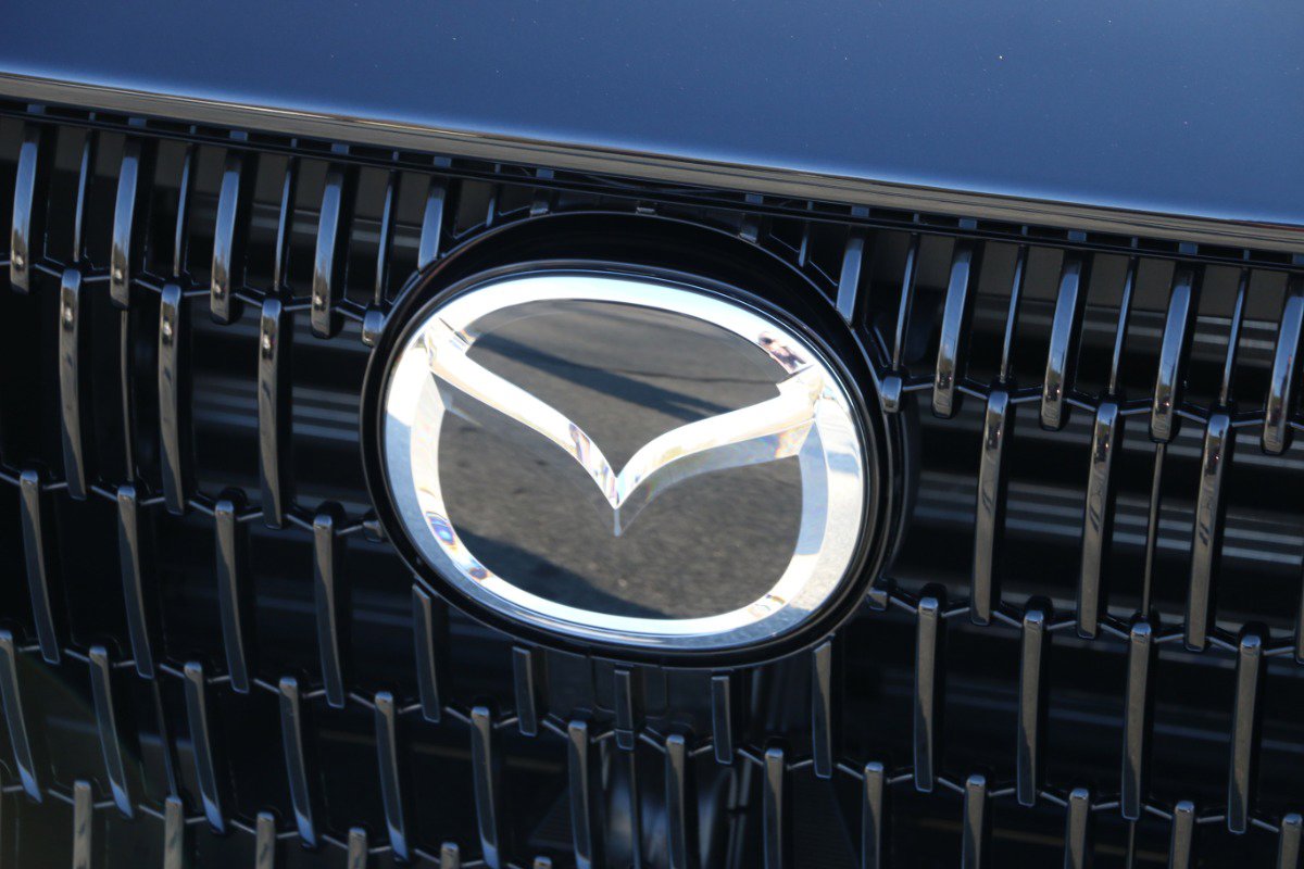 Used 2025 MAZDA CX-90 Plug-In Hybrid w/ Preferred image 12