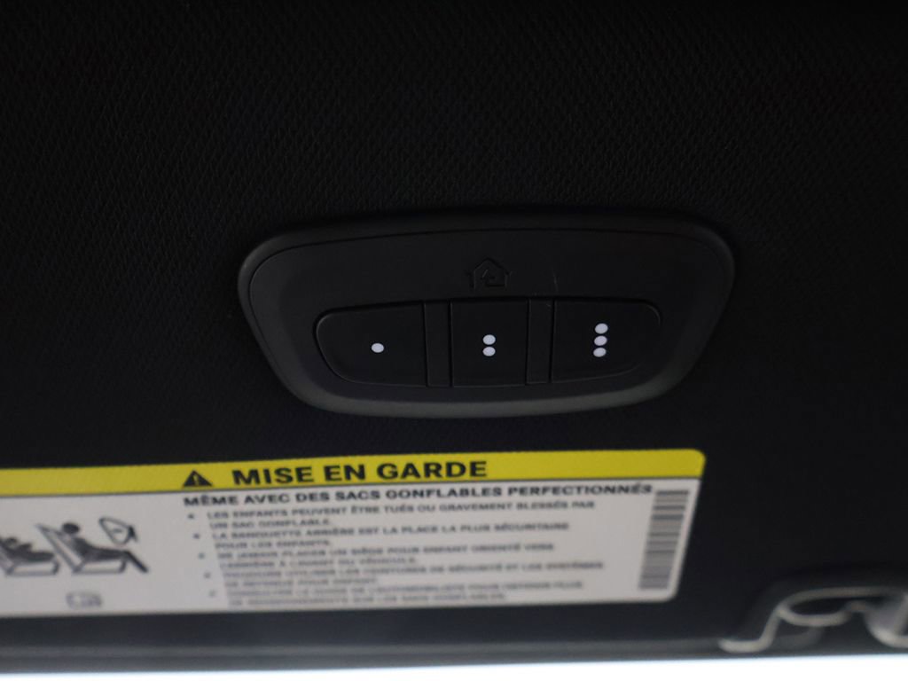 Used 2025 Chrysler Pacifica Select image 61