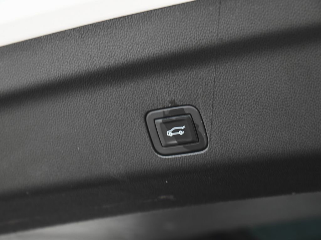 Used 2025 GMC Yukon XL Denali AWD/4WD image 40