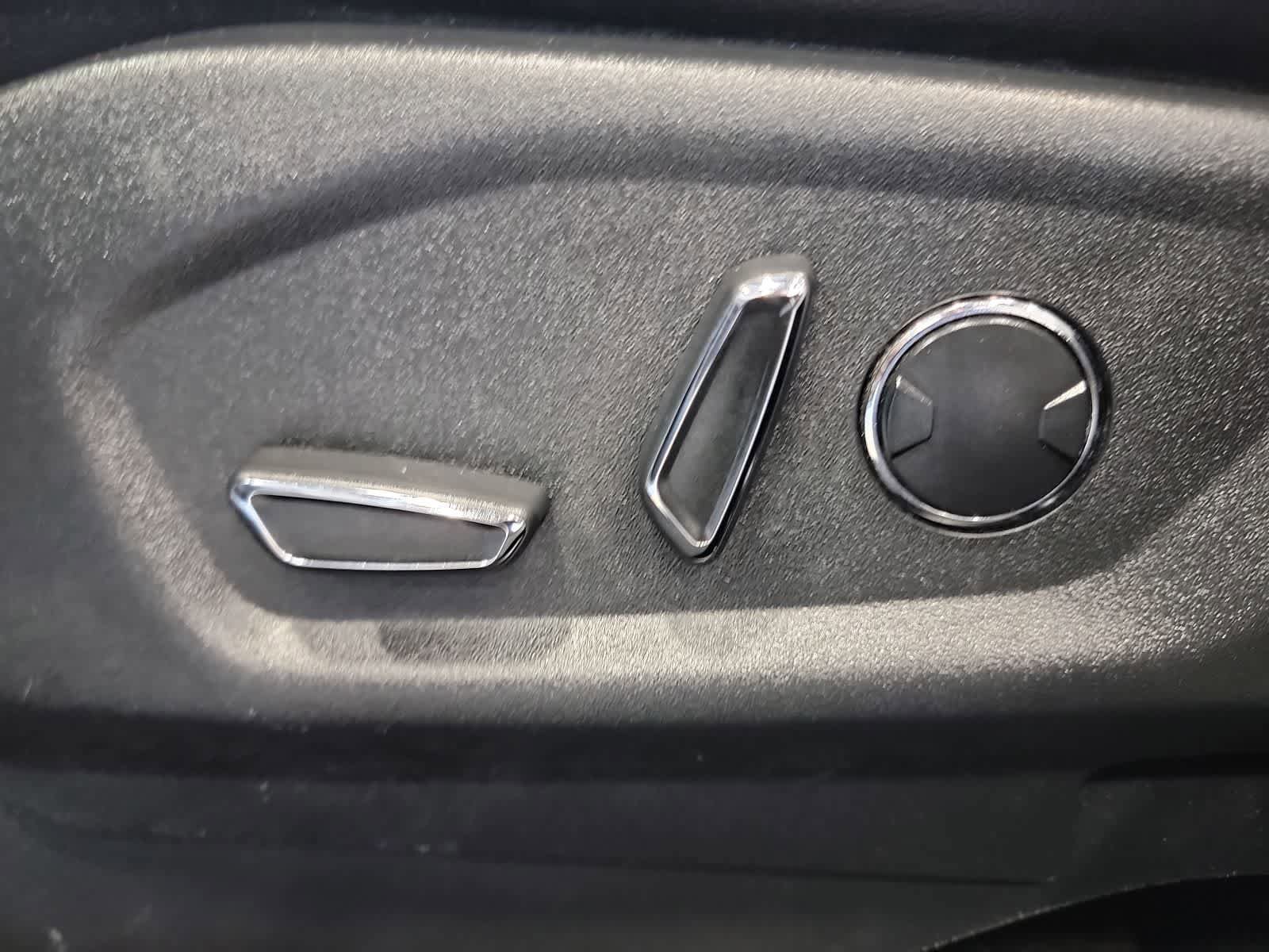 Used 2017 Ford Explorer XLT w/ Equipment Group 202A AWD/4WD image 11