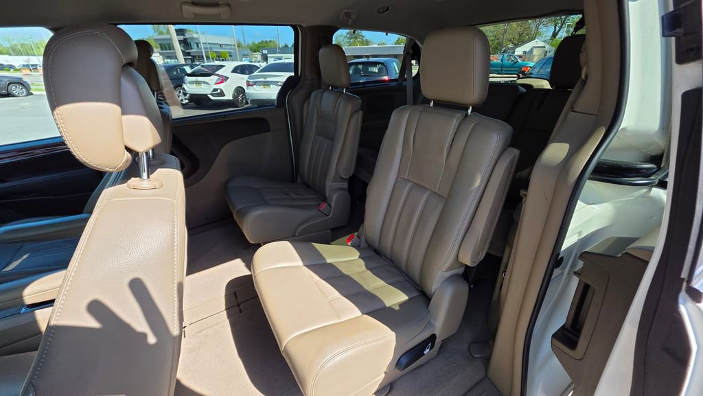 Used 2013 Chrysler Town & Country Touring-L w/ Entertainment Group #2 image 18