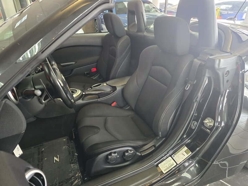 Used 2019 Nissan 370Z Roadster RWD image 9