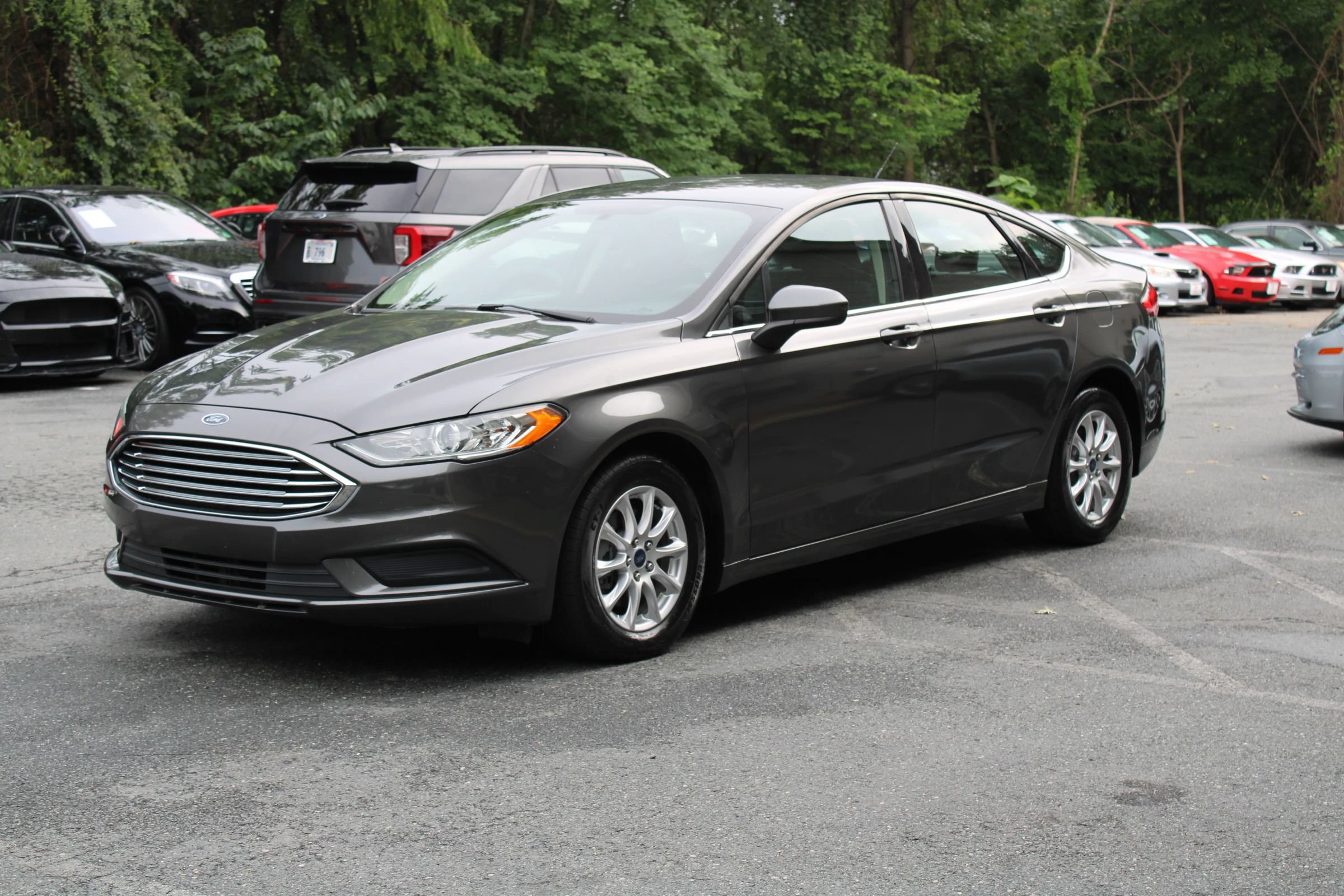 Used 2017 Ford Fusion SE w/ Fusion SE Technology Package FWD image 3