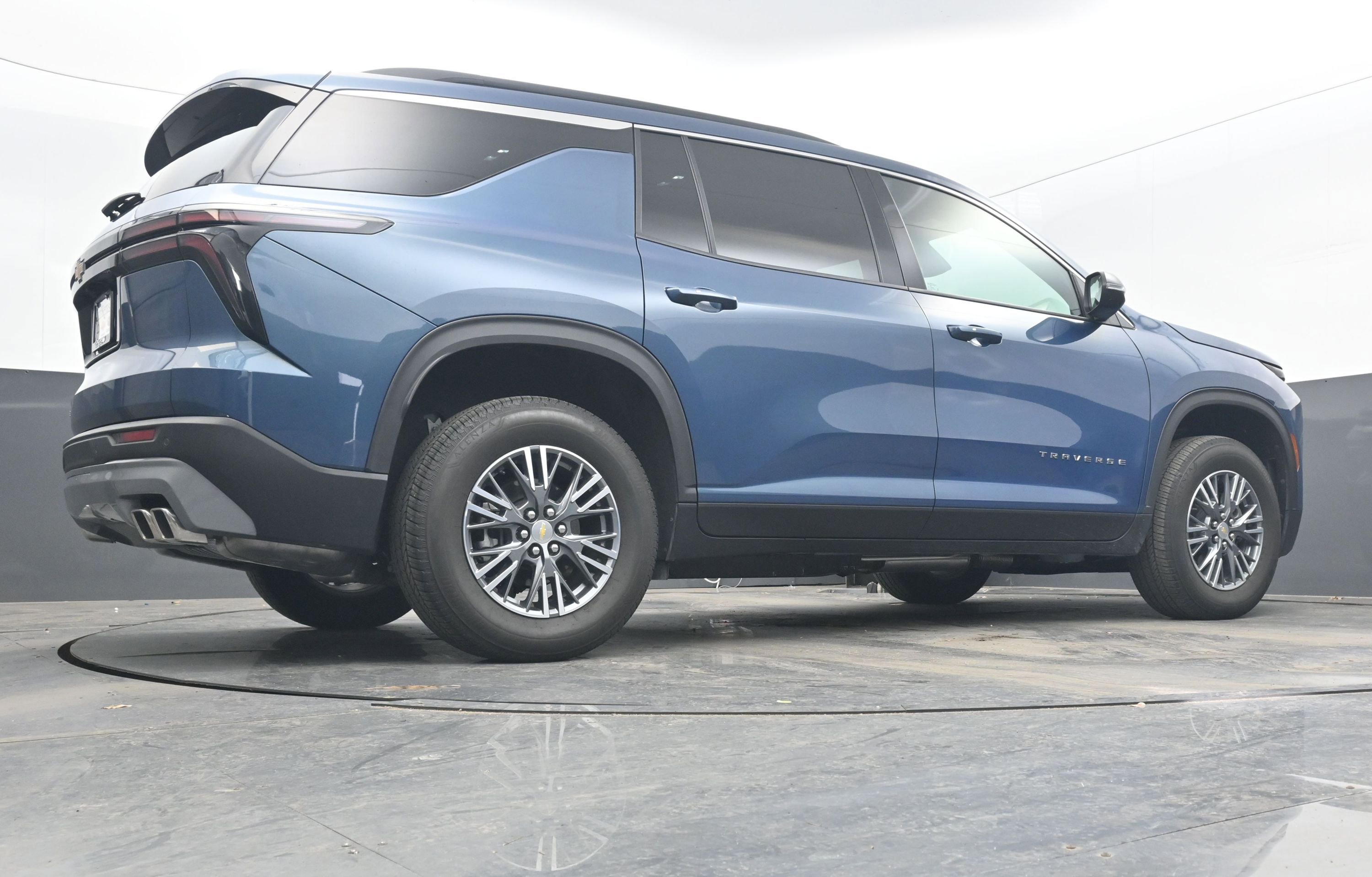 Used 2025 Chevrolet Traverse LT image 30
