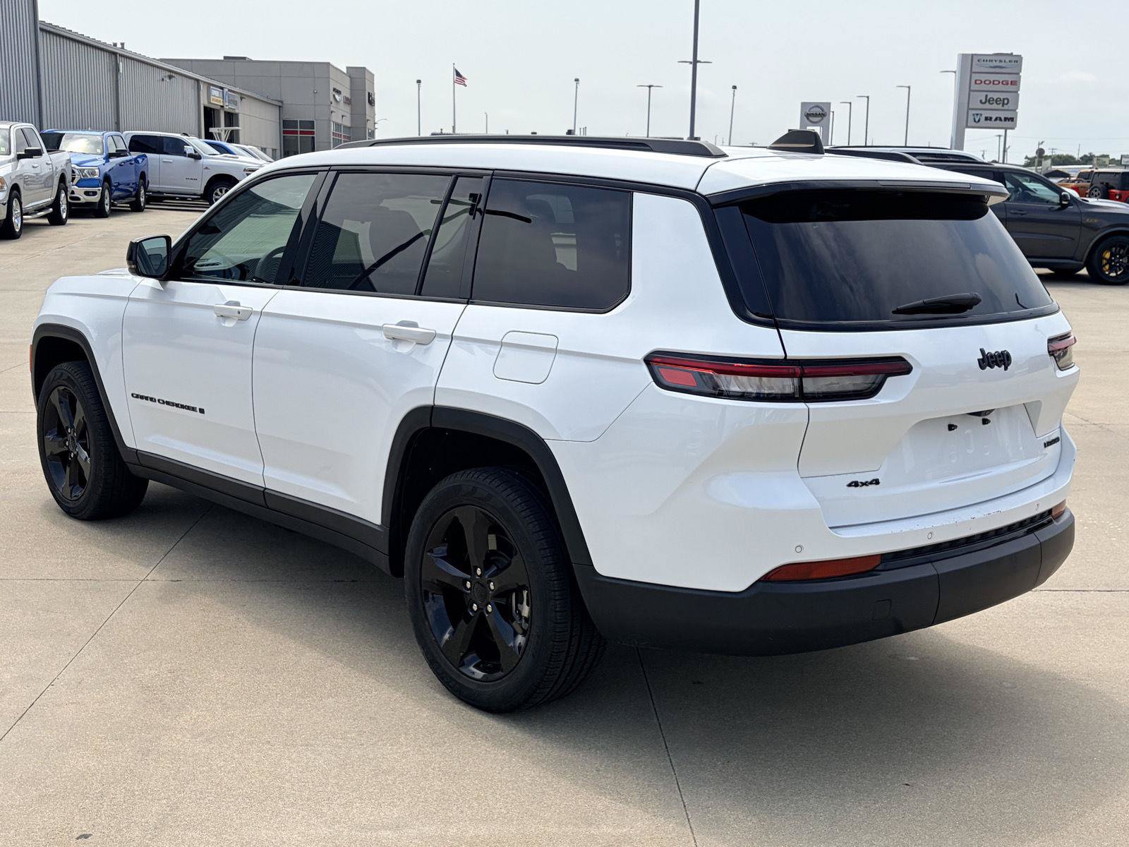 Used 2023 Jeep Grand Cherokee L Limited w/ Black Appearance Package AWD/4WD image 42
