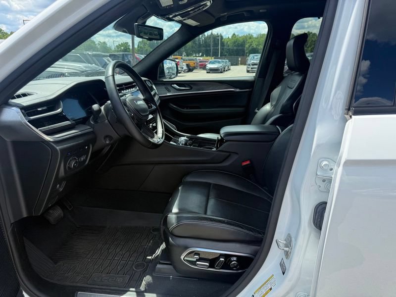 Used 2023 Jeep Grand Cherokee Overland w/ Advanced Protech Group III AWD/4WD image 10