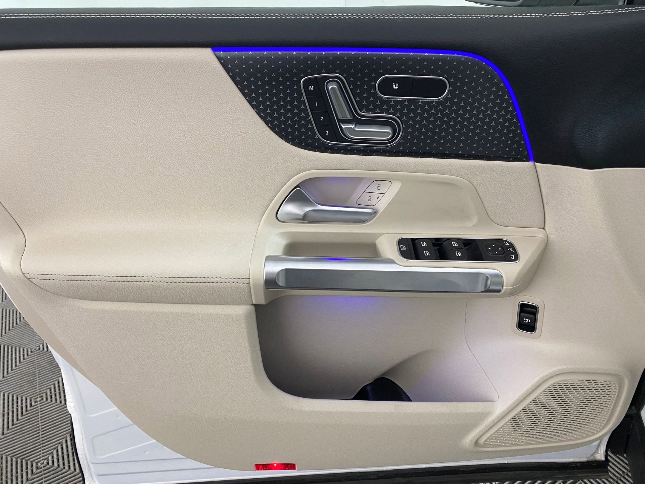 New 2025 Mercedes-Benz GLB 250 4MATIC image 11