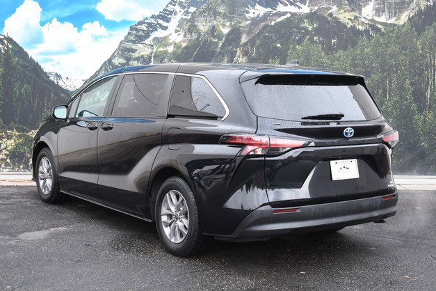Certified 2022 Toyota Sienna LE image 9