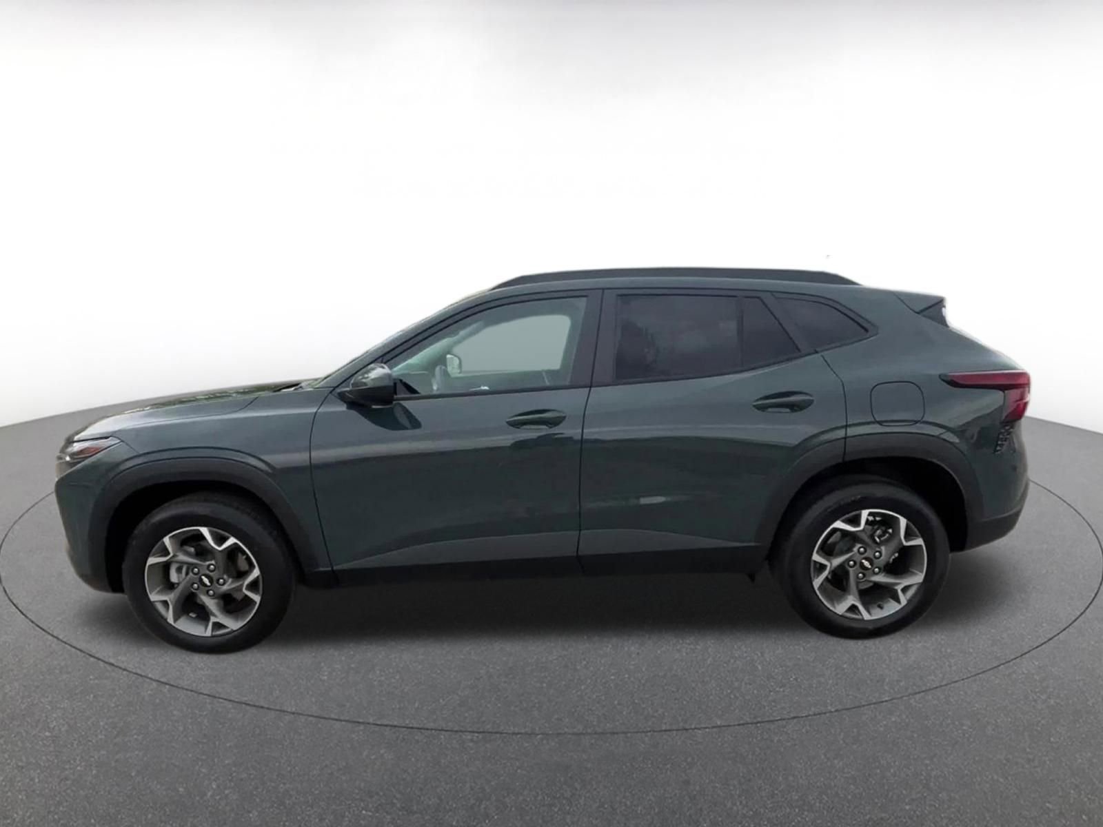Used 2025 Chevrolet Trax LT image 9