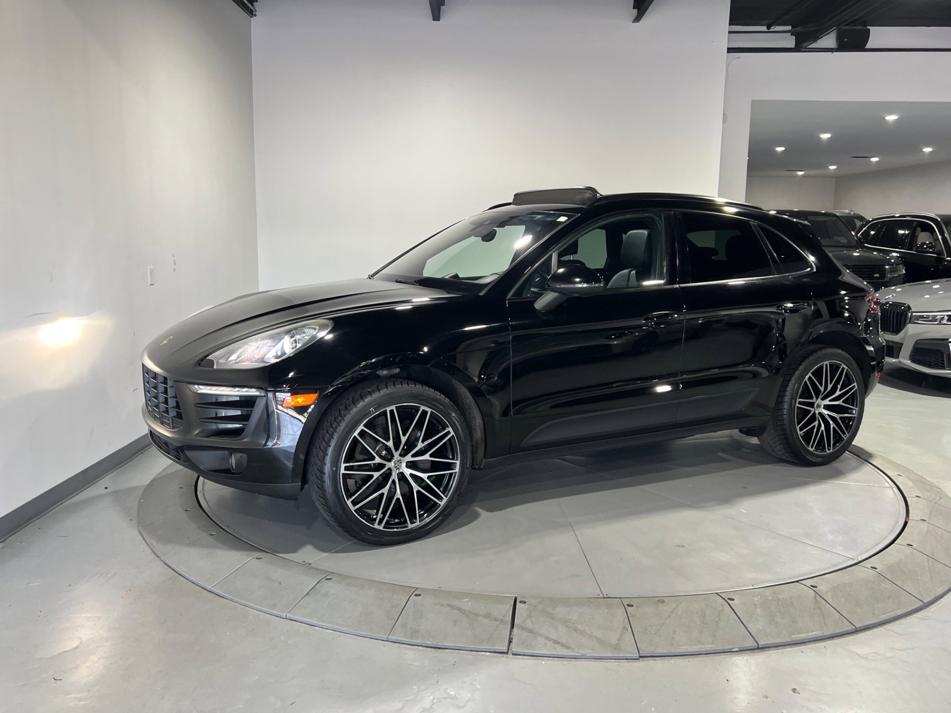 Used 2018 Porsche Macan w/ Driver Memory Package image 7