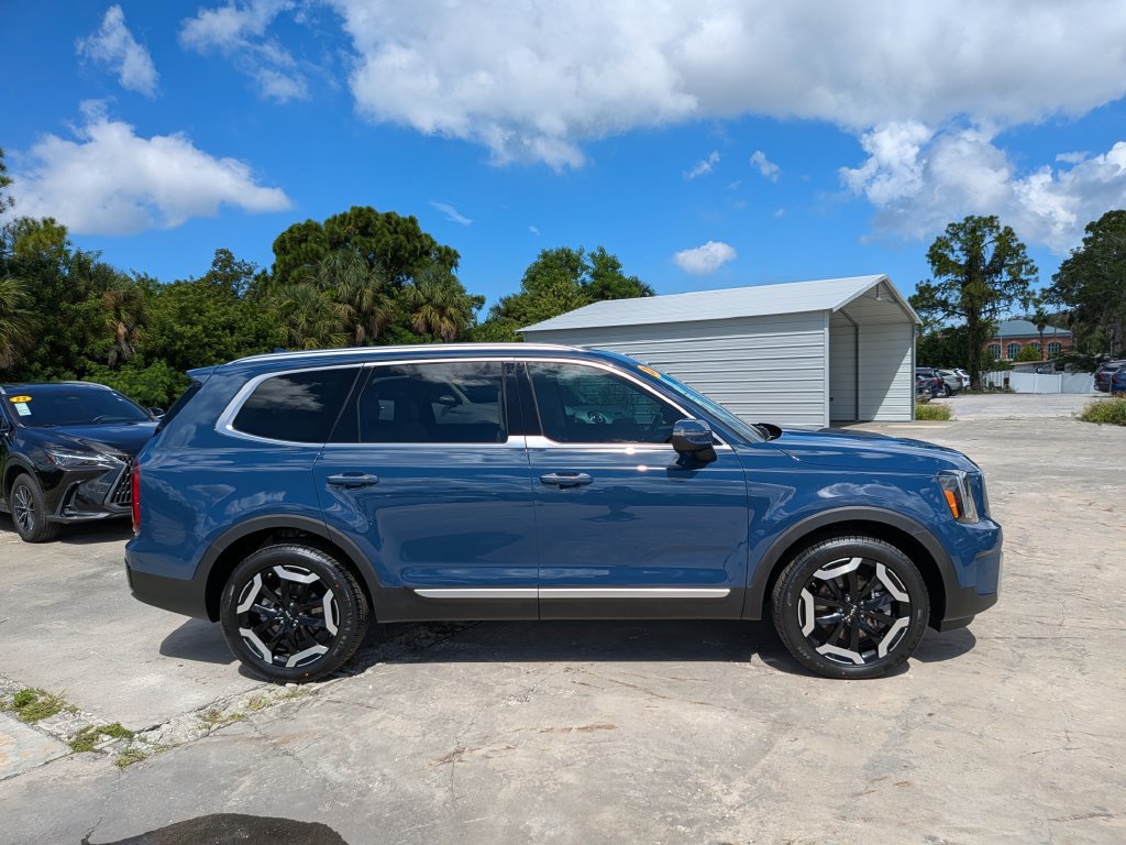 Certified 2024 Kia Telluride S w/ S Sunroof Package FWD image 9