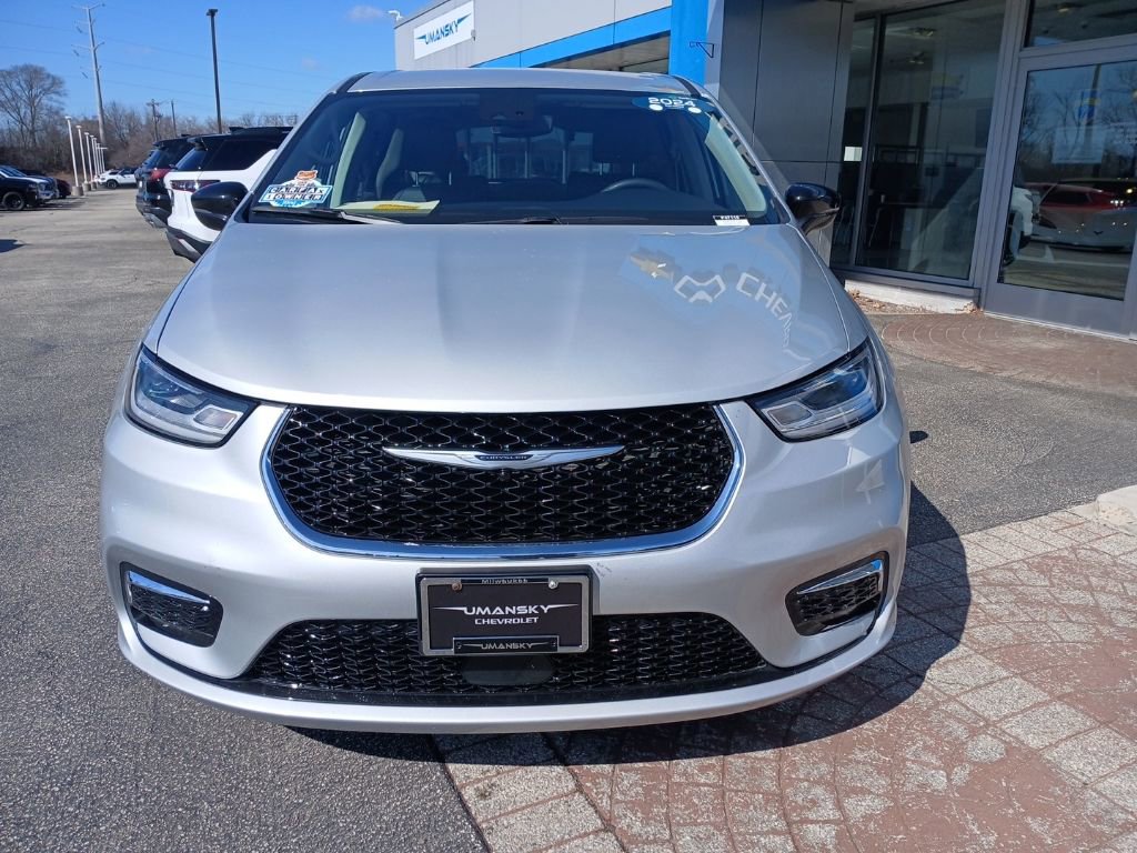 Used 2024 Chrysler Pacifica Touring-L image 3