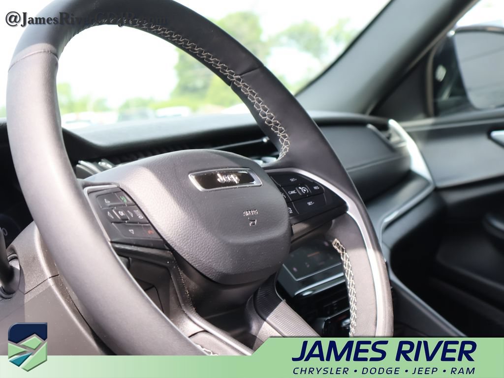 Used 2025 Jeep Grand Cherokee Altitude AWD/4WD image 25