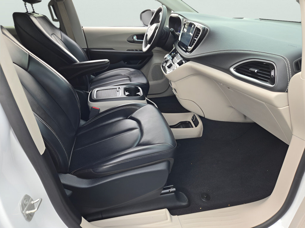 Used 2023 Chrysler Pacifica Touring-L FWD image 7